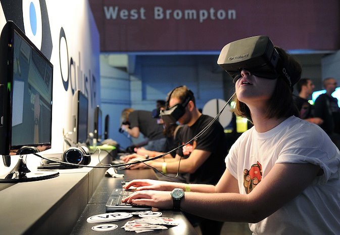 student using virtual reality headset 