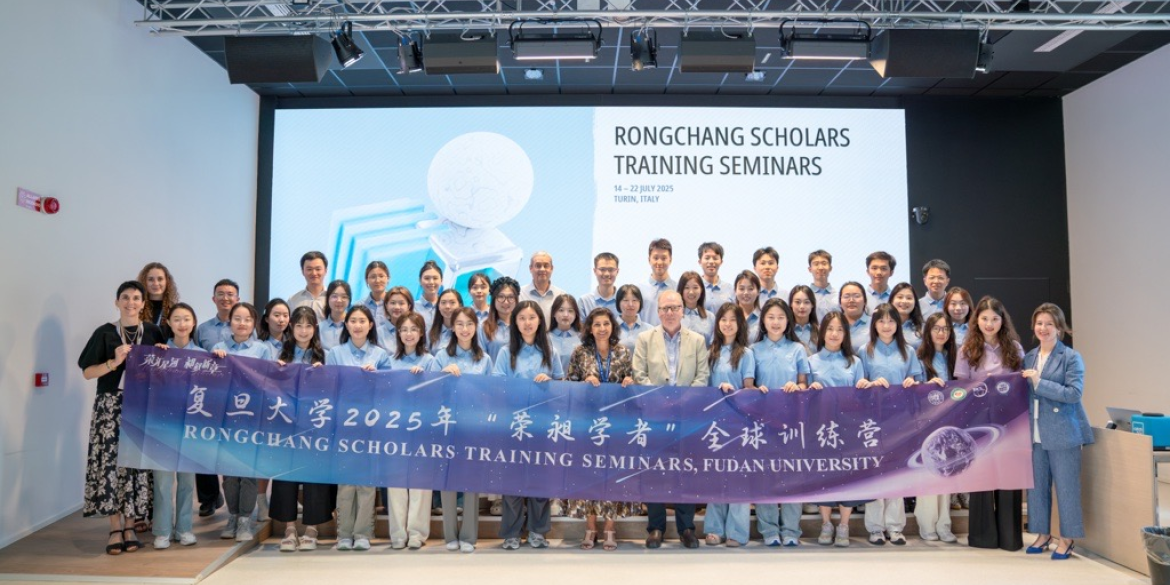 Group photo showing Chinese scholars holding a banner with the title of the course
