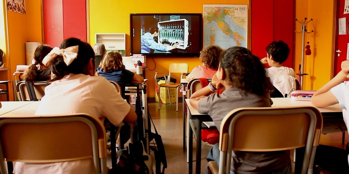 Aula con banchi di scuoola e alunni