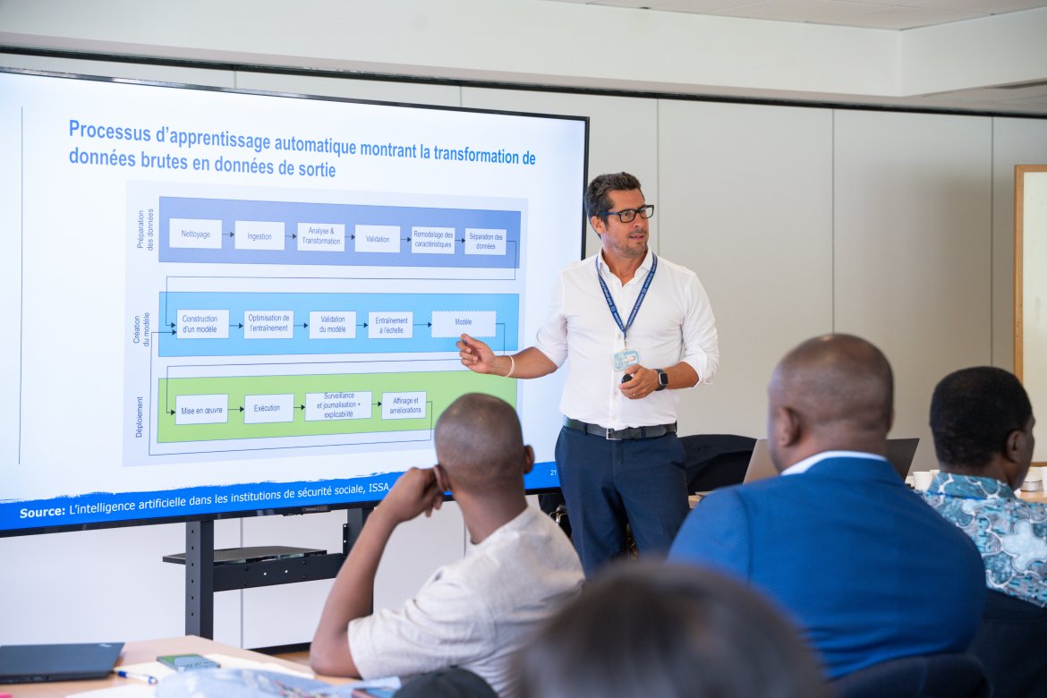 Coach explaining concpets