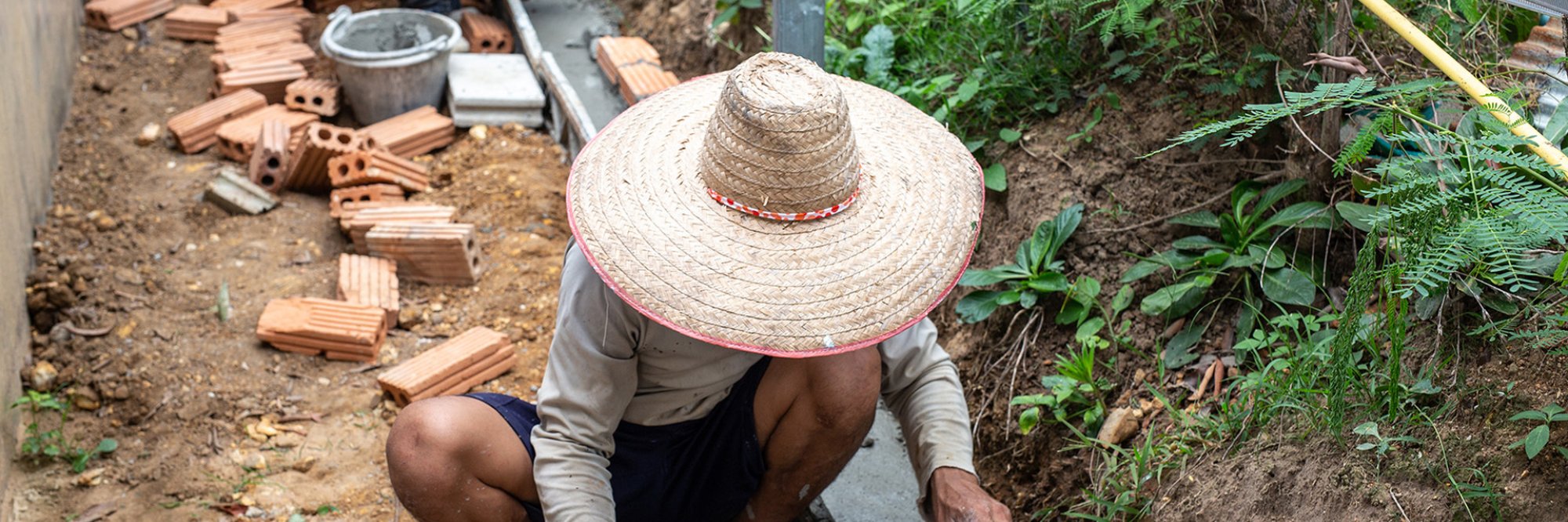 FROM COMMITMENT TO CONTRACT LINKING ENVIRONMENTAL AND SOCIAL SAFEGUARDS WITH PROCUREMENT OPERATIONS