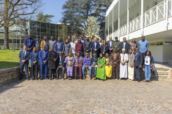 Group photo with course participants 