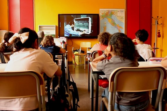 Aula con banchi di scuoola e alunni