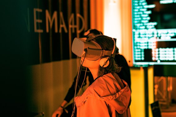 woman vr goggles